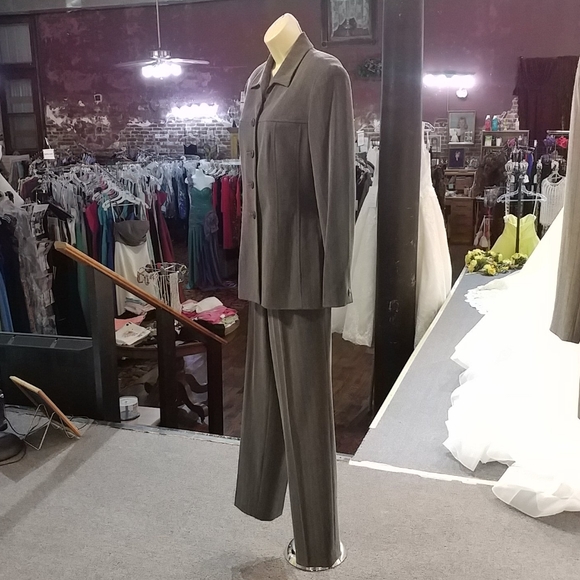 View Moda Italional 2-Piece Pants Suit - Picture 4 of 11